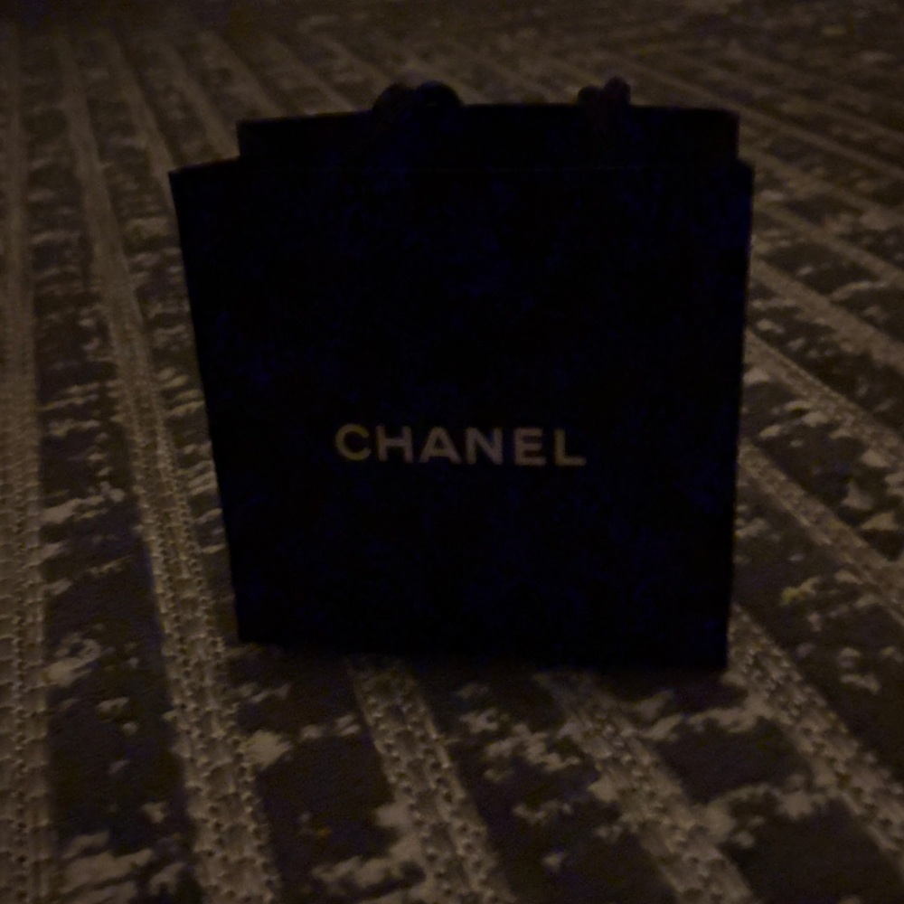 CHANEL Gold and pearl Logo Earrings - Picture 8 of 11